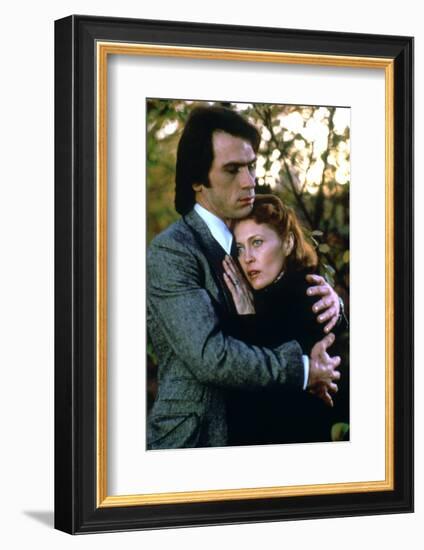 EYES OF LAURA MARS, 1978 directed by IRVIN KERSHNER Tommy Lee Jones and Faye Dunaway (photo)-null-Framed Photo