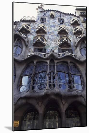 Facade of Batllo House, 1907-Antonio Gaudi-Mounted Giclee Print