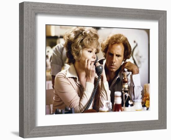 FAMILY PLOT, 1976 directed by ALFRED HITCHCOCK Barbara Harris / Bruce Dern (photo)-null-Framed Photo