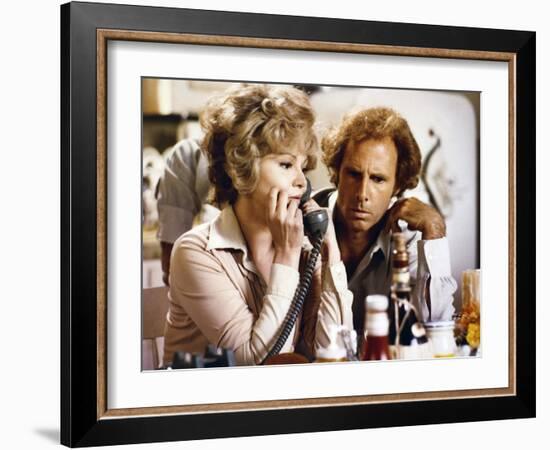 FAMILY PLOT, 1976 directed by ALFRED HITCHCOCK Barbara Harris / Bruce Dern (photo)-null-Framed Photo