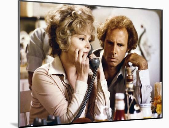 FAMILY PLOT, 1976 directed by ALFRED HITCHCOCK Barbara Harris / Bruce Dern (photo)-null-Mounted Photo