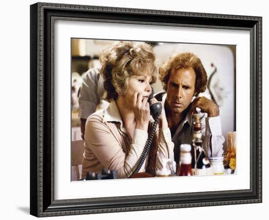 FAMILY PLOT, 1976 directed by ALFRED HITCHCOCK Barbara Harris / Bruce Dern (photo)-null-Framed Photo