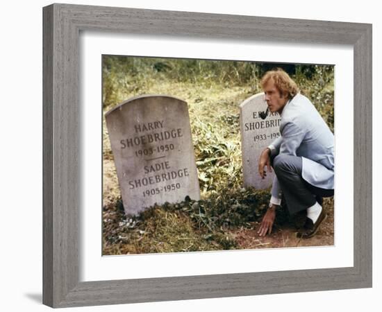 FAMILY PLOT, 1976 directed by ALFRED HITCHCOCK Bruce Dern (photo)-null-Framed Photo