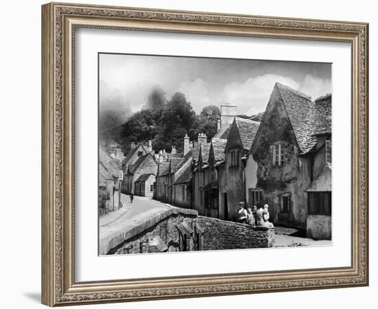 Family resting in the Cotswolds, 1935-Bernard Alfieri-Framed Photographic Print