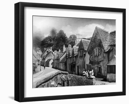 Family resting in the Cotswolds, 1935-Bernard Alfieri-Framed Photographic Print