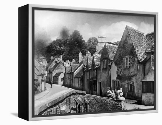 Family resting in the Cotswolds, 1935-Bernard Alfieri-Framed Premier Image Canvas