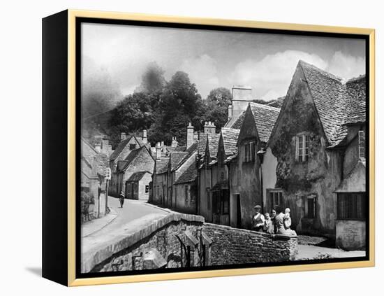 Family resting in the Cotswolds, 1935-Bernard Alfieri-Framed Premier Image Canvas