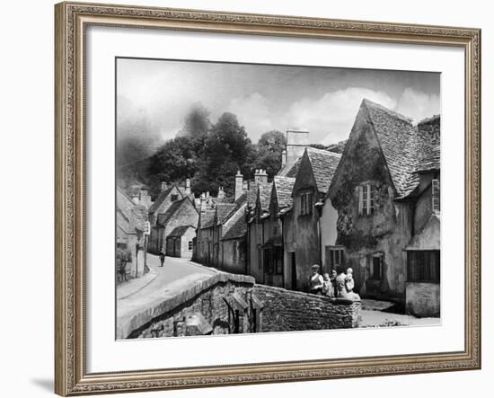 Family resting in the Cotswolds, 1935-Bernard Alfieri-Framed Photographic Print