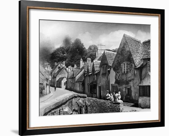 Family resting in the Cotswolds, 1935-Bernard Alfieri-Framed Photographic Print