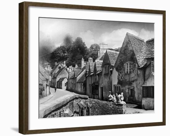Family resting in the Cotswolds, 1935-Bernard Alfieri-Framed Photographic Print