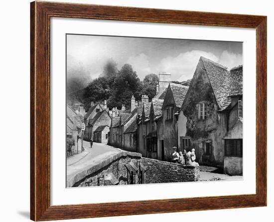 Family resting in the Cotswolds, 1935-Bernard Alfieri-Framed Photographic Print