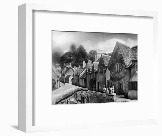 Family resting in the Cotswolds, 1935-Bernard Alfieri-Framed Photographic Print