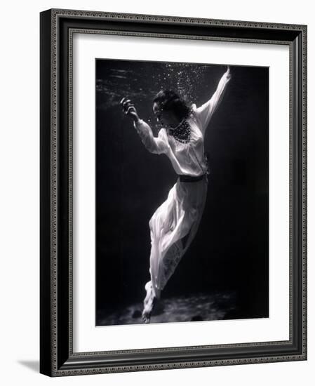 Fashion Model Underwater, 1939-Science Source-Framed Giclee Print