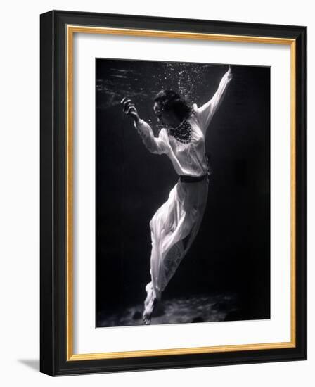 Fashion Model Underwater, 1939-Science Source-Framed Giclee Print