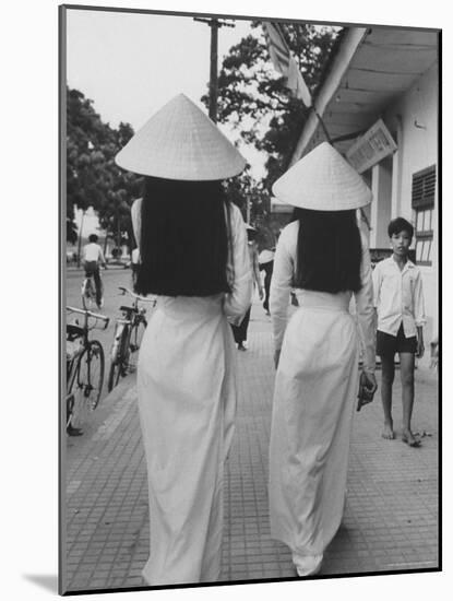 Fashions of Vietnamese Women-John Dominis-Mounted Photographic Print