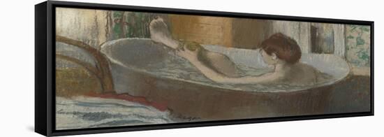 Femme dans son bain s'épongeant la jambe-Edgar Degas-Framed Premier Image Canvas