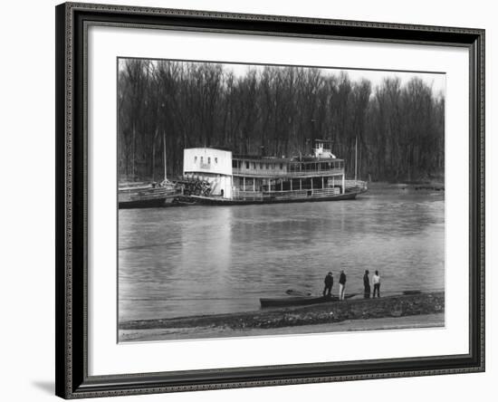 Ferry and River men, Vicksburg, Mississippi, c.1936-Walker Evans-Framed Photo
