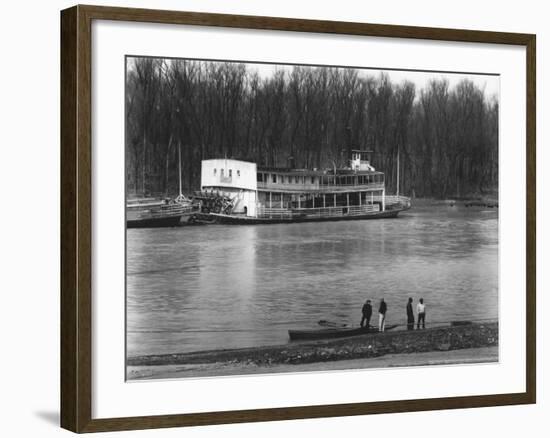 Ferry and River men, Vicksburg, Mississippi, c.1936-Walker Evans-Framed Photo