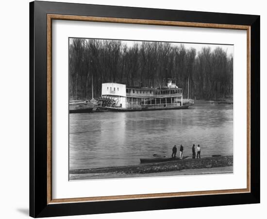 Ferry and River men, Vicksburg, Mississippi, c.1936-Walker Evans-Framed Photo