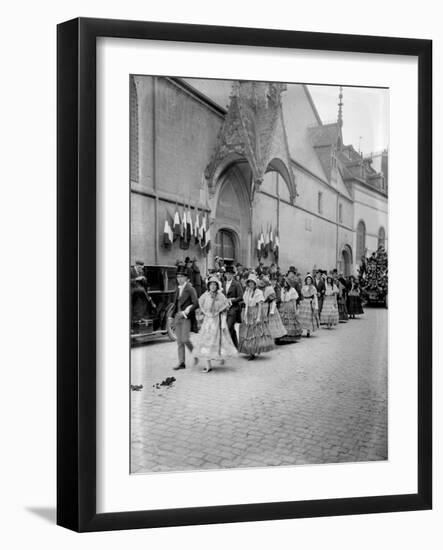 Fête du vin à Beaune. 18 octobre 1925-null-Framed Giclee Print