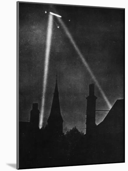 First Zeppelin Air Raid on London, During World War I 1915-Robert Hunt-Mounted Photographic Print