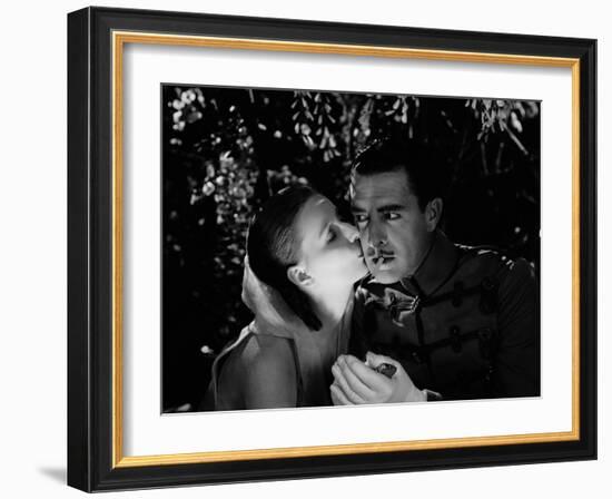 FLESH AND THE DEVIL, 1927 directed by CLARENCE BROWN Greta Garbo / John Gilbert (photo)-null-Framed Photo