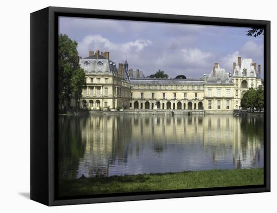 Fontainebleau : Aile de la Galerie François Ier, façade sur la cour de la Fontaine.-null-Framed Premier Image Canvas