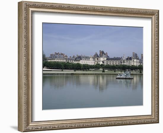 Fontainebleau : Façades donnant sur le grand parterre, avec au centre un bassin ; jardins de Le-null-Framed Giclee Print