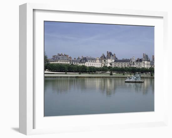 Fontainebleau : Façades donnant sur le grand parterre, avec au centre un bassin ; jardins de Le-null-Framed Giclee Print