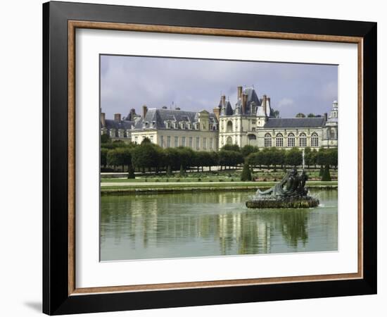 Fontainebleau : Façades donnant sur le grand parterre, avec au centre un bassin ; jardins de Le-null-Framed Giclee Print