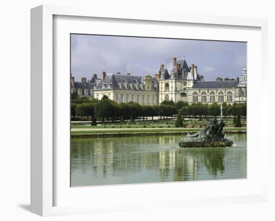 Fontainebleau : Façades donnant sur le grand parterre, avec au centre un bassin ; jardins de Le-null-Framed Giclee Print
