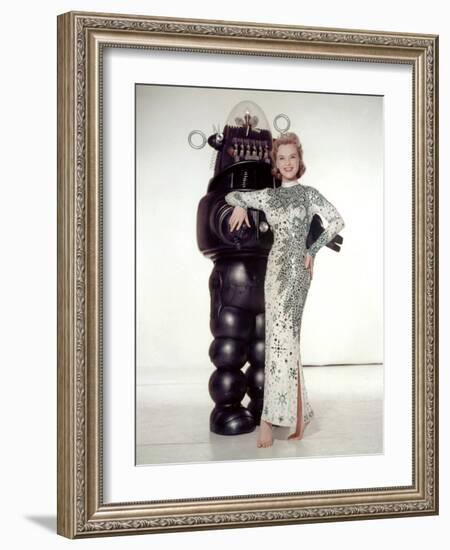 FORBIDDEN PLANET, 1956 directed by FRED M.WILCOX Anne Francis and Robby, the Robot (photo)-null-Framed Photo