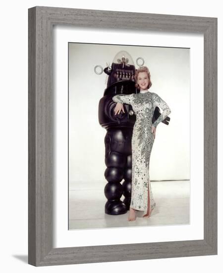 FORBIDDEN PLANET, 1956 directed by FRED M.WILCOX Anne Francis and Robby, the Robot (photo)-null-Framed Photo