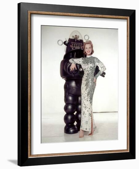 FORBIDDEN PLANET, 1956 directed by FRED M.WILCOX Anne Francis and Robby, the Robot (photo)-null-Framed Photo