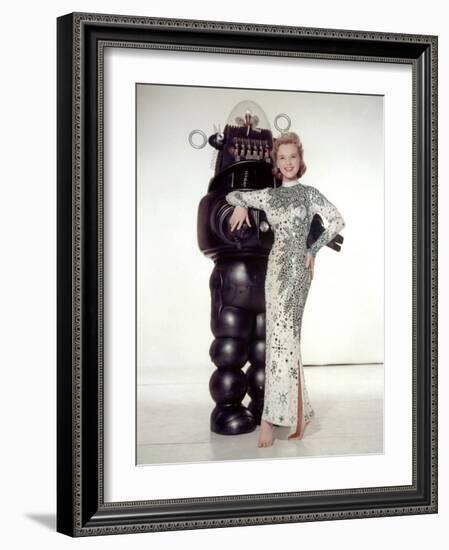 FORBIDDEN PLANET, 1956 directed by FRED M.WILCOX Anne Francis and Robby, the Robot (photo)-null-Framed Photo