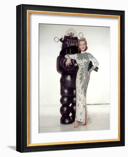 FORBIDDEN PLANET, 1956 directed by FRED M.WILCOX Anne Francis and Robby, the Robot (photo)-null-Framed Photo