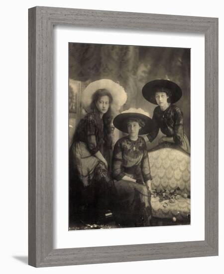 Foto Ak Prinzessin Antonia Von Luxemburg,Hilda, Drei Junge Frauen, Modische Hüte-null-Framed Photographic Print