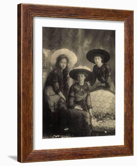 Foto Ak Prinzessin Antonia Von Luxemburg,Hilda, Drei Junge Frauen, Modische Hüte-null-Framed Photographic Print