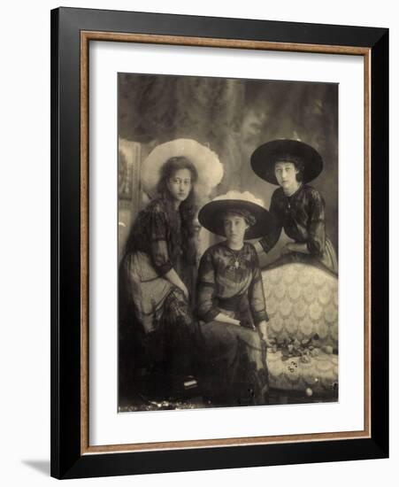 Foto Ak Prinzessin Antonia Von Luxemburg,Hilda, Drei Junge Frauen, Modische Hüte-null-Framed Photographic Print