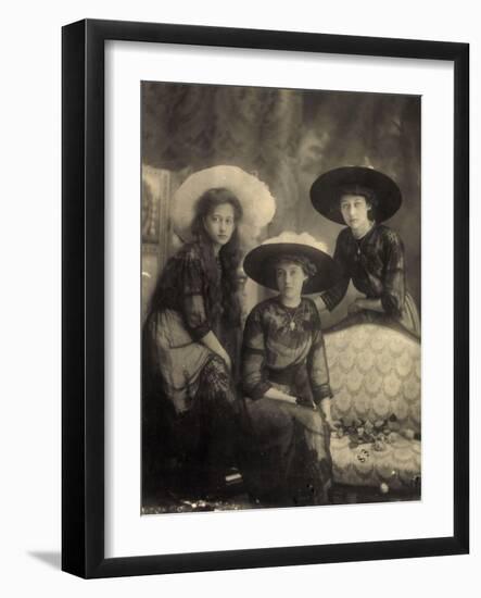 Foto Ak Prinzessin Antonia Von Luxemburg,Hilda, Drei Junge Frauen, Modische Hüte-null-Framed Photographic Print