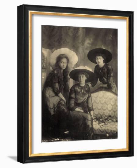 Foto Ak Prinzessin Antonia Von Luxemburg,Hilda, Drei Junge Frauen, Modische Hüte-null-Framed Photographic Print