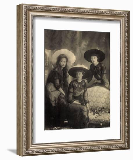 Foto Ak Prinzessin Antonia Von Luxemburg,Hilda, Drei Junge Frauen, Modische Hüte-null-Framed Photographic Print