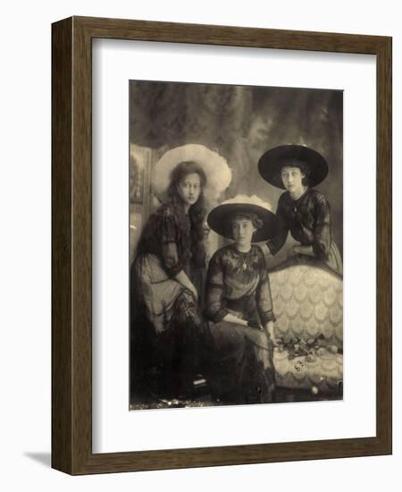 Foto Ak Prinzessin Antonia Von Luxemburg,Hilda, Drei Junge Frauen, Modische Hüte-null-Framed Photographic Print