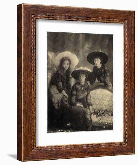 Foto Ak Prinzessin Antonia Von Luxemburg,Hilda, Drei Junge Frauen, Modische Hüte-null-Framed Photographic Print