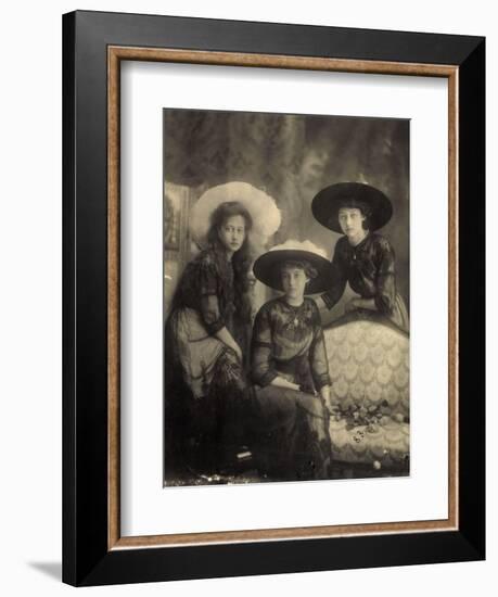 Foto Ak Prinzessin Antonia Von Luxemburg,Hilda, Drei Junge Frauen, Modische Hüte-null-Framed Photographic Print