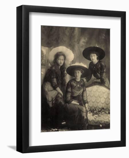 Foto Ak Prinzessin Antonia Von Luxemburg,Hilda, Drei Junge Frauen, Modische Hüte-null-Framed Photographic Print