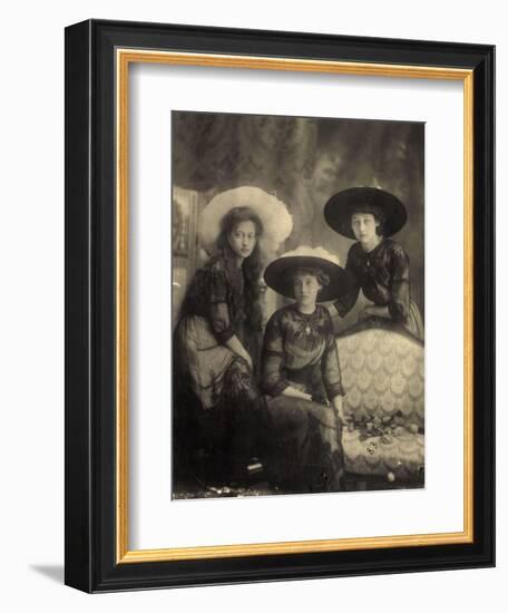 Foto Ak Prinzessin Antonia Von Luxemburg,Hilda, Drei Junge Frauen, Modische Hüte-null-Framed Photographic Print