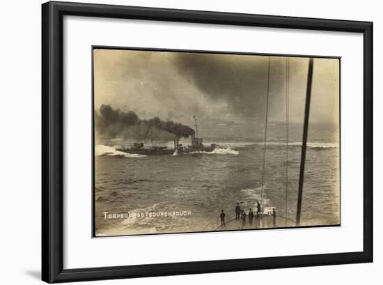 Foto Deutsches Kriegsschiff, Torpedobootsdurchbruch-null-Framed Giclee Print