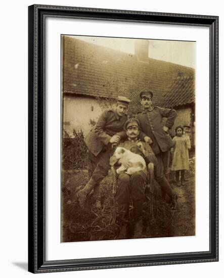 Foto Drei Soldaten in Uniform, Gruppenfoto, Hundewelpe, Stuhl-null-Framed Giclee Print