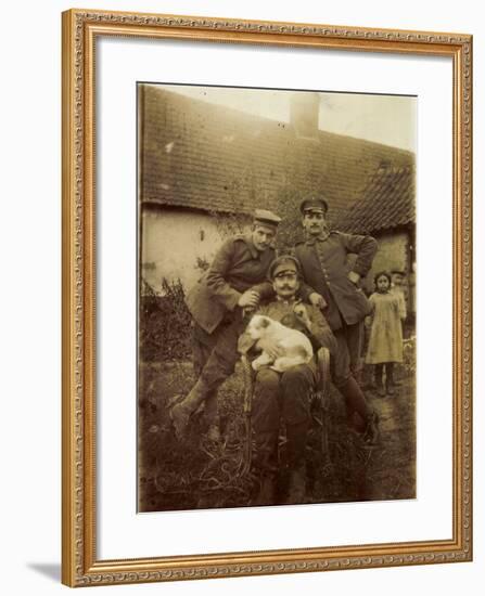 Foto Drei Soldaten in Uniform, Gruppenfoto, Hundewelpe, Stuhl-null-Framed Giclee Print